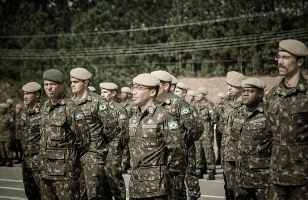 Militares de preparando para uma operação.