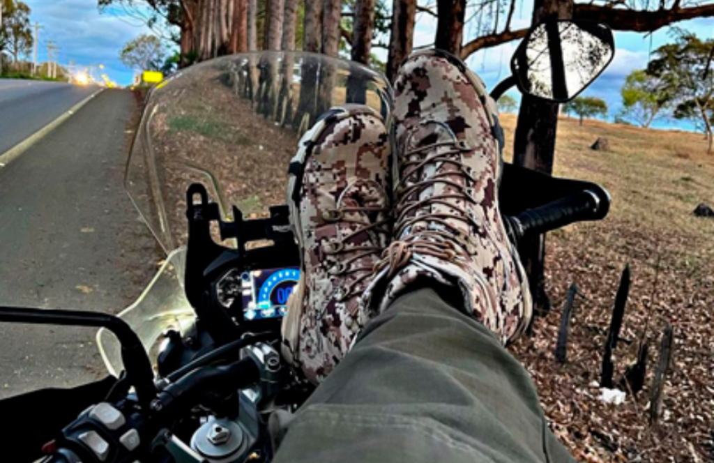 Pessoa descançando em moto após pausa durante a viagem.