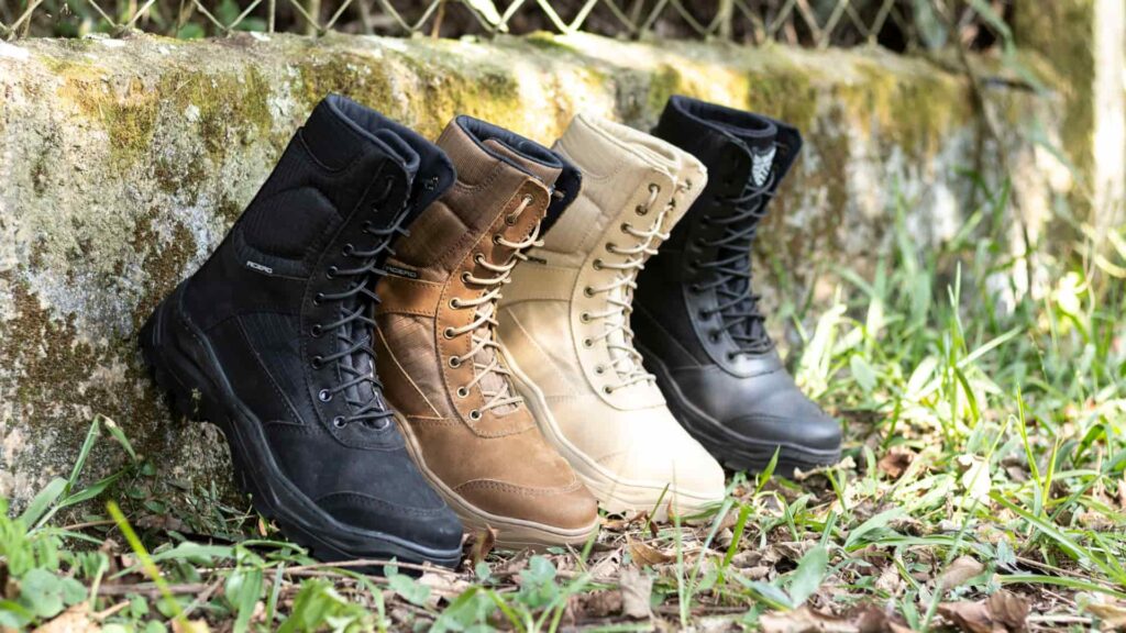 botas táticas da acero botas dispostas em linha.