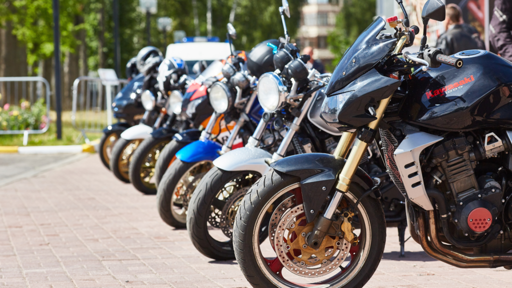 Motos enfileiradas em evento de motociclistas.