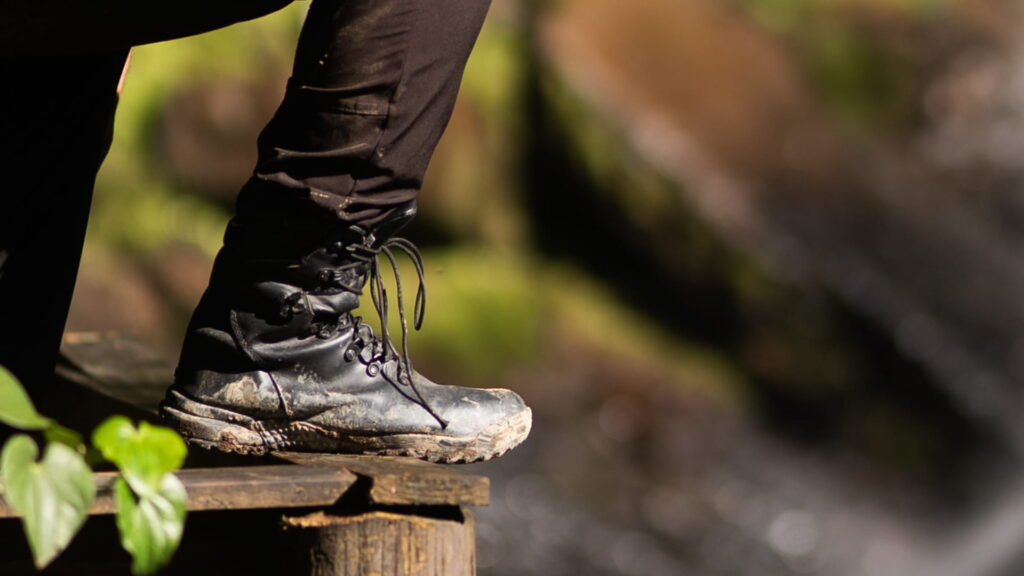 Homem utilizando botas táticas da marca acero botas.
