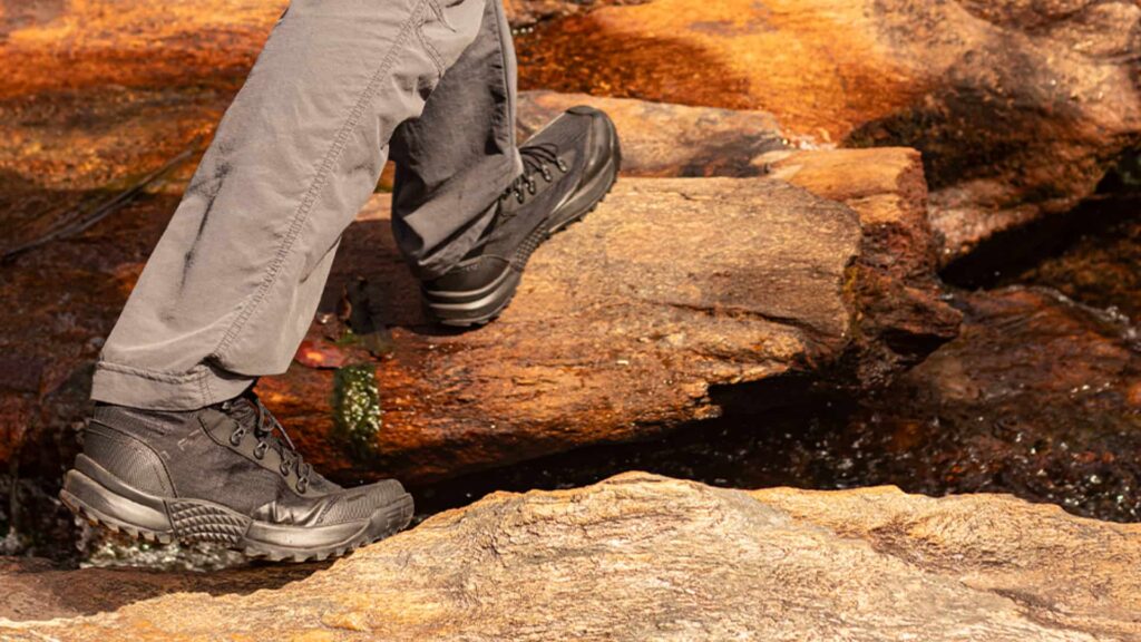 Homem com bota tática da acero botas fazendo trilha.