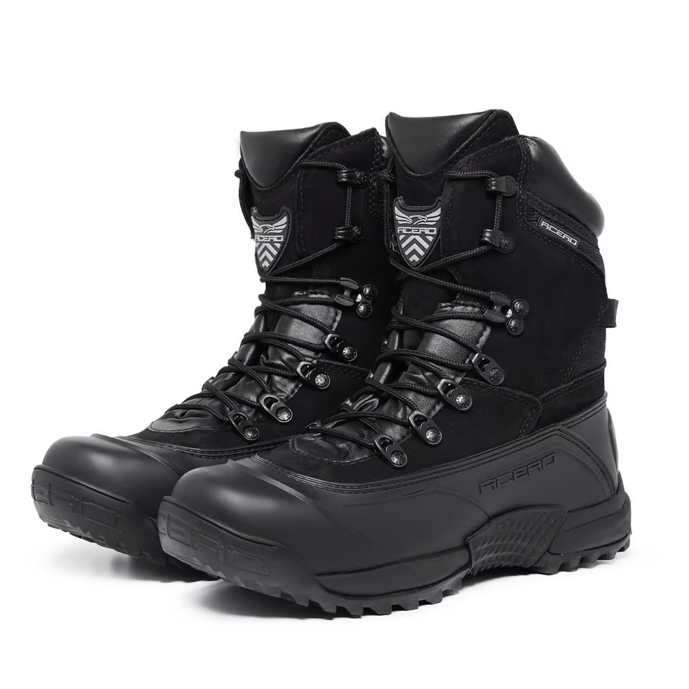 Par de botas táticas pretas Acero, com solado robusto e cadarço reforçado, lado a lado.