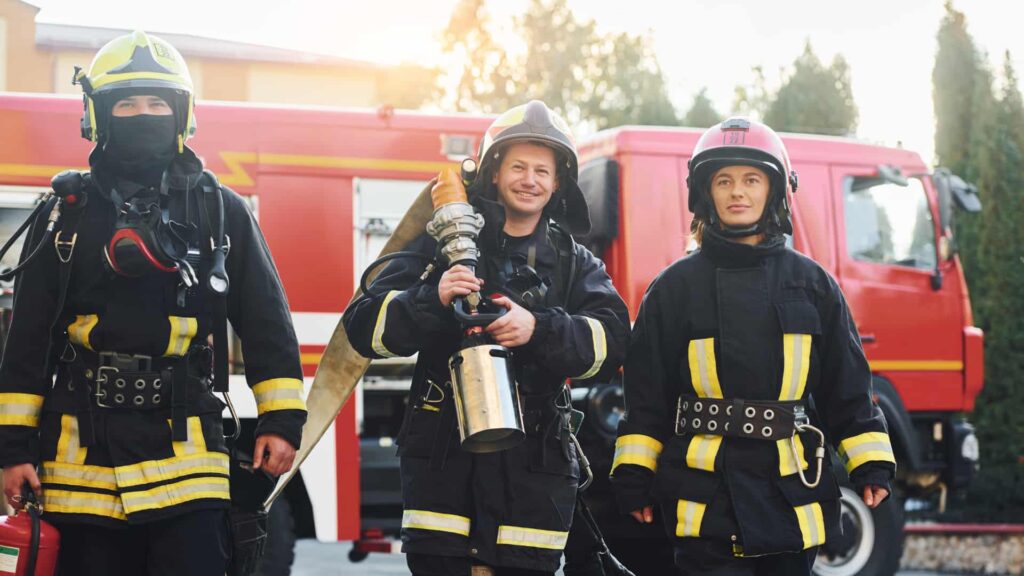 Bombeiros trabalhando com equipamentos corretos.