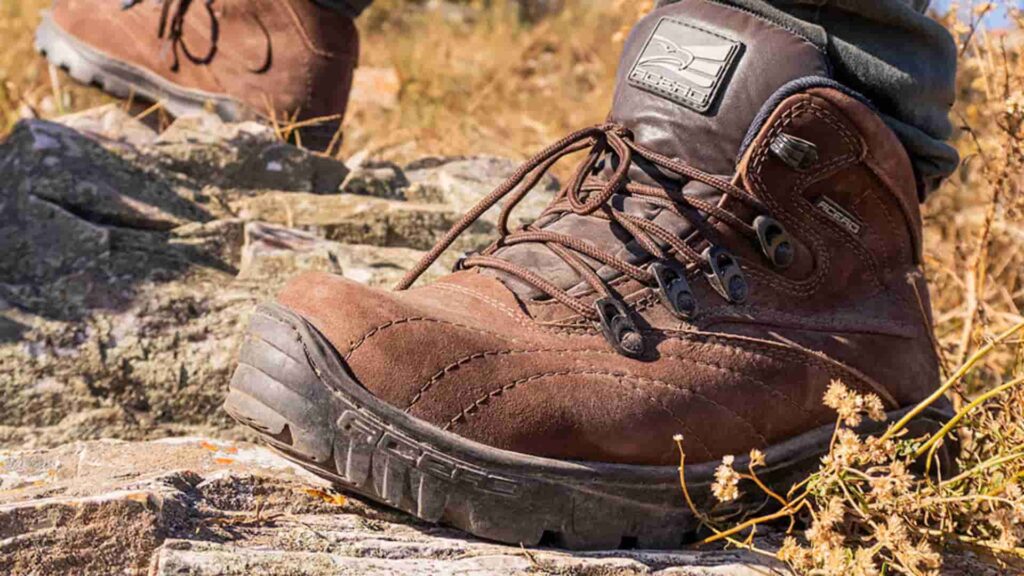 Botas marrons da Acero, ideais para trilhas e terrenos irregulares, com design resistente e confortável.