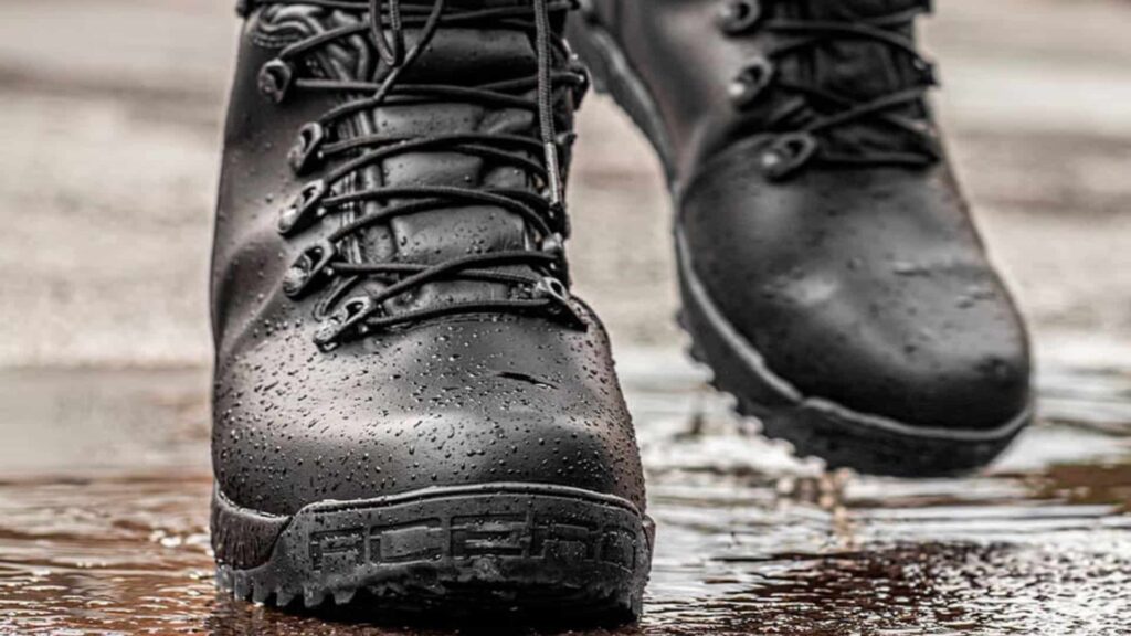 Botas pretas da Acero, resistentes à água, ideais para terrenos molhados e atividades externas.