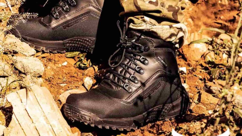 Botas pretas de trekking da Acero, com design robusto, em ambiente de terreno ao ar livre.